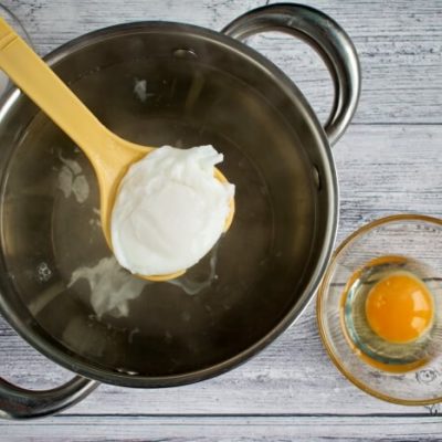 Easy Eggs Benedict recipe - step 4