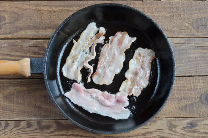 Step 1 - Keto Spinach Salad with Bacon and Eggs
