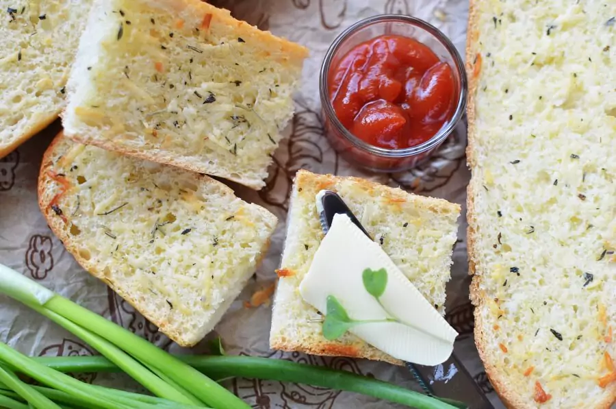How to serve Cheesy Garlic Bread