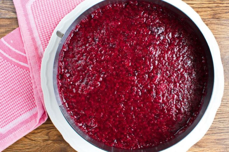 Raspberry Jelly Sponge Recipe - Cook.me Recipes