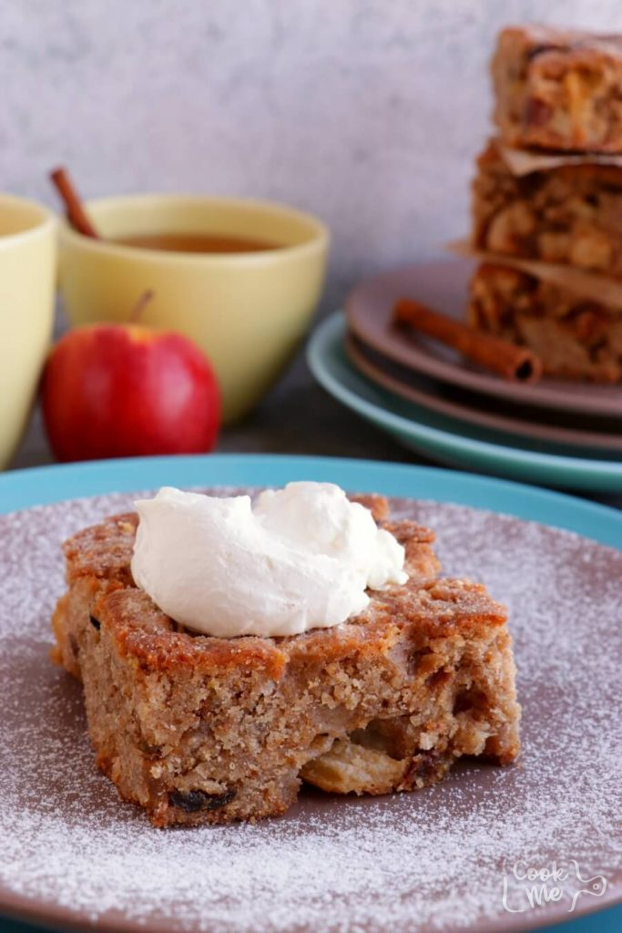 Crunchy and fruity apple cake