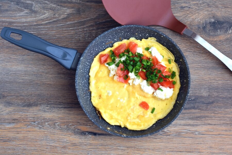 Keto Cream Cheese and Tomato Omelet with Chives recipe - step 3