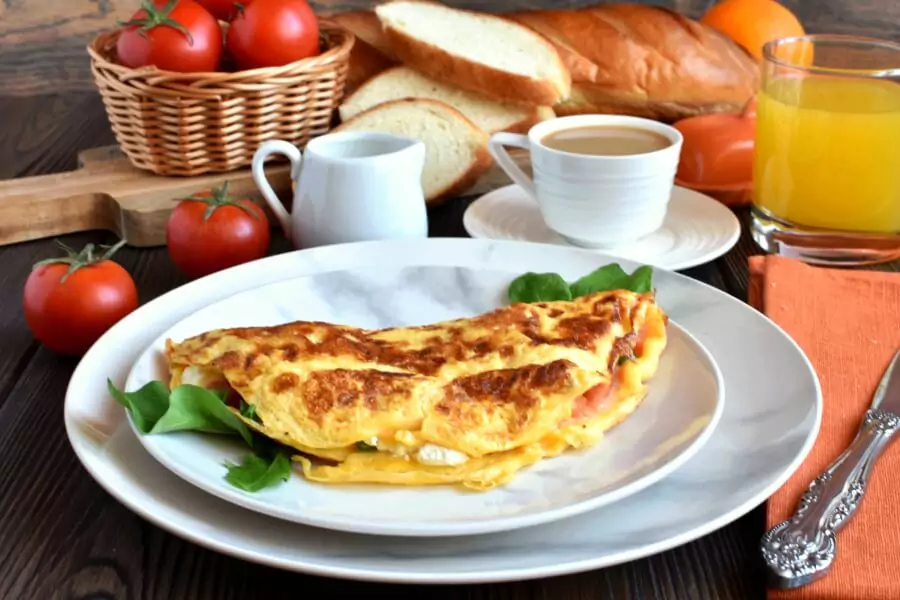 Keto Cream Cheese and Tomato Omelet with Chives