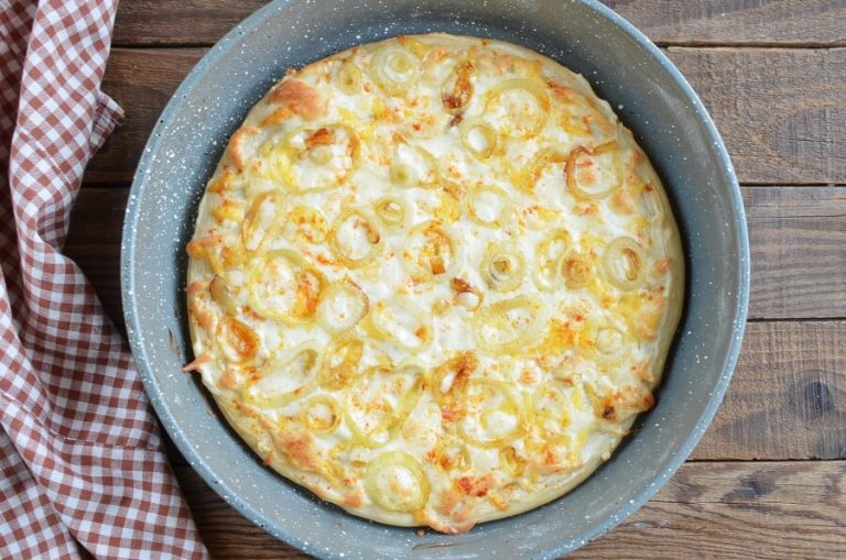 Step 10 - White and Gold Pizza