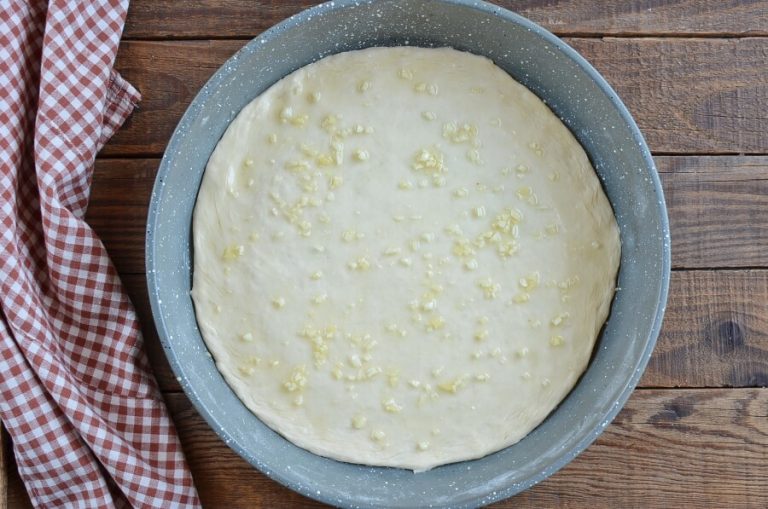 Step 5 - White and Gold Pizza