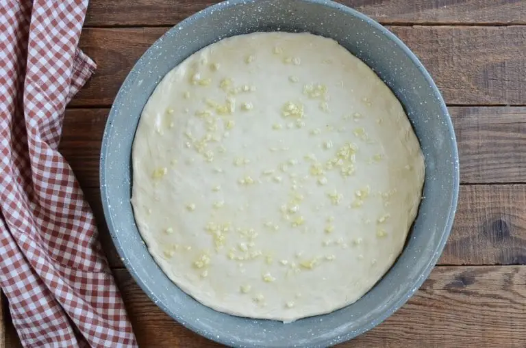 Step 5 - White and Gold Pizza