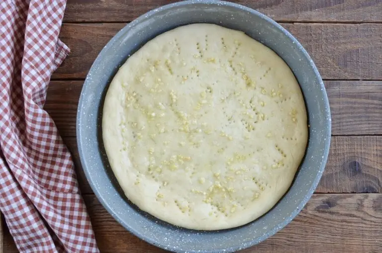 Step 6 - White and Gold Pizza