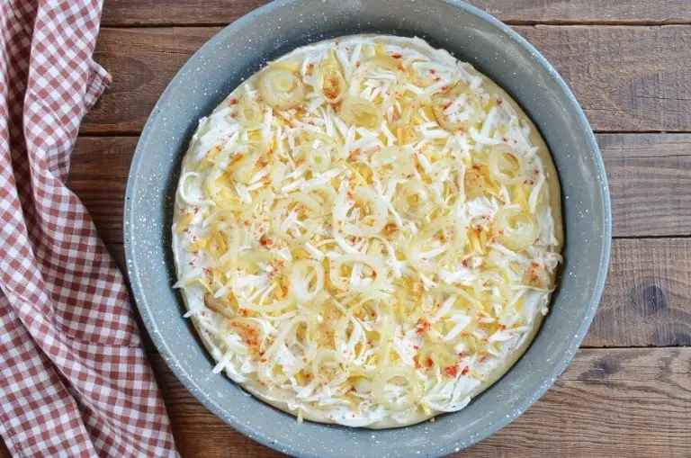 Step 9 - White and Gold Pizza