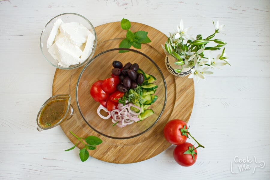 Greek Tomato Salad recipe - step 1