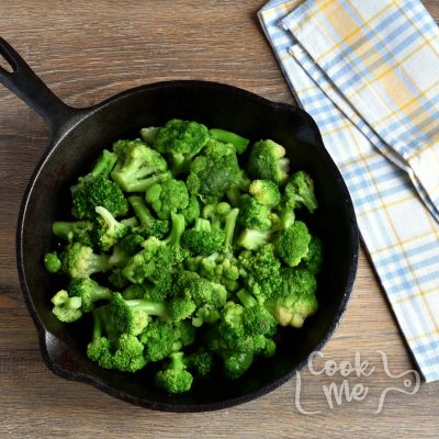 Lemony Broccoli Salad With Chickpeas and Feta recipe - step 1