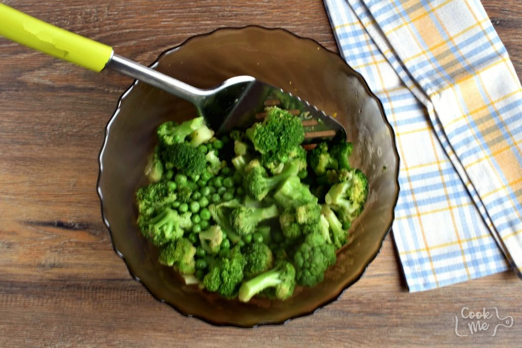 Lemony Broccoli Salad With Chickpeas and Feta recipe - step 3
