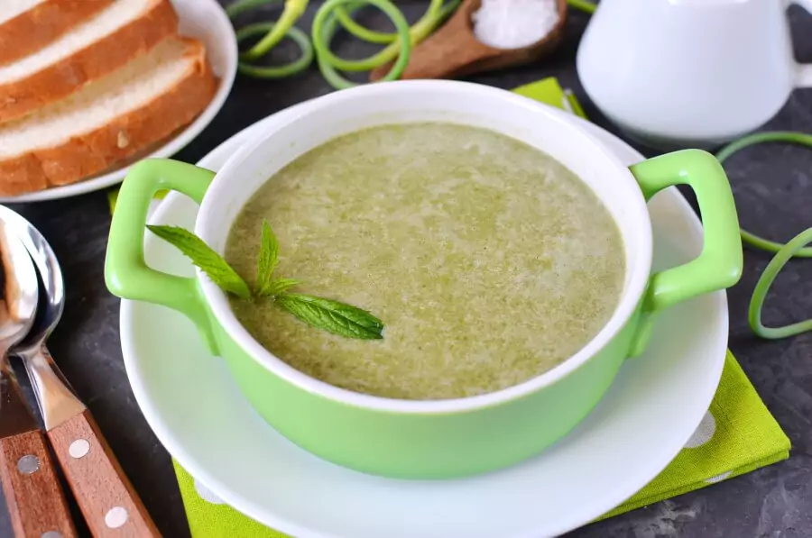 Vegetarian Spinach, Pea and Garlic Scape Soup