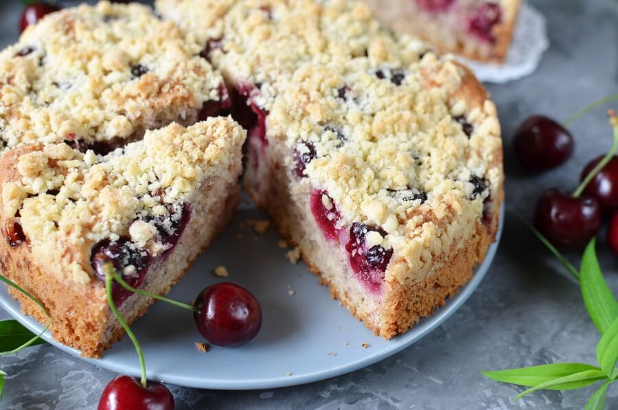 Fresh Cherry Cake with a Hint of Cinnamon