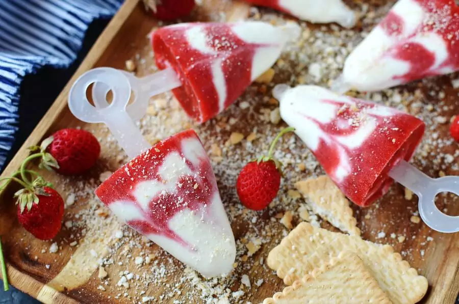 Healthy Strawberry Cheesecake Pops