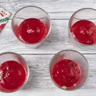 Healthy Strawberry Parfaits recipe - step 4