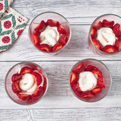 Healthy Strawberry Parfaits recipe - step 4