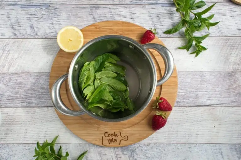 Step 1 - Strawberry Mojito Wine Popsicles