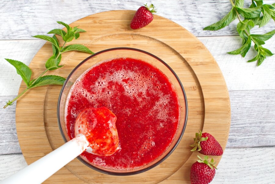 Strawberry Mojito Wine Popsicles recipe - step 4