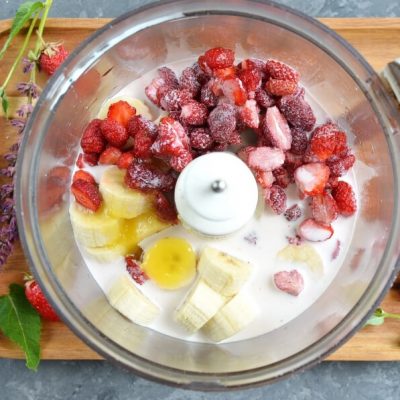 Vegan Coconut Milk Strawberry-Banana Pops recipe - step 1