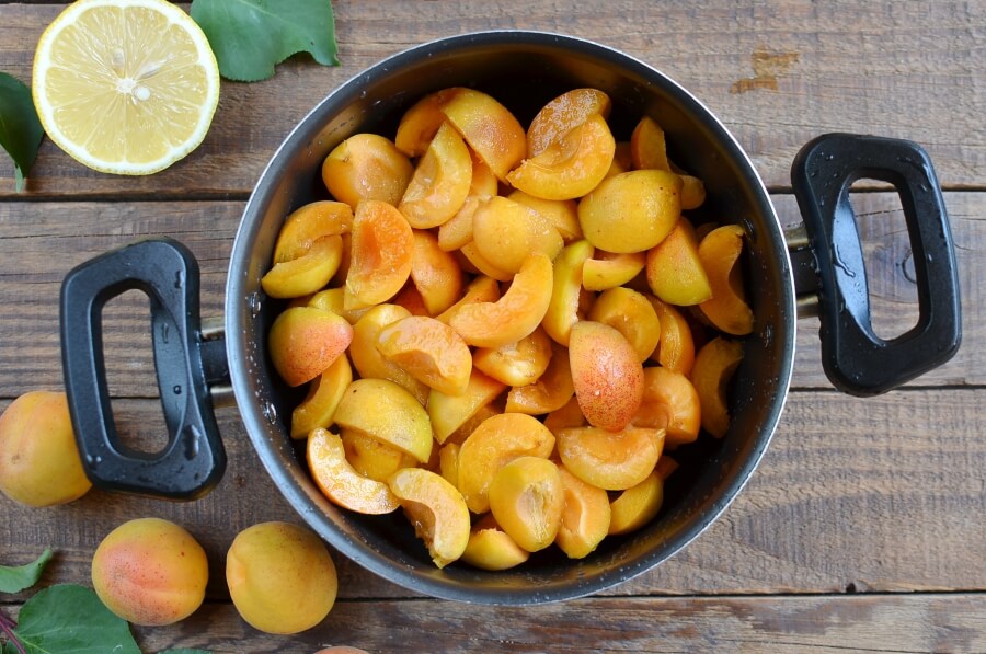 Apricot Amaretto Jam recipe - step 1