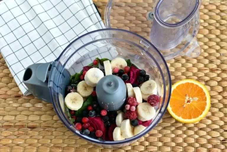 Berry and Beet Green Smoothie recipe - step 1