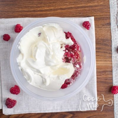 Healthy Raspberry Frozen Yogurt recipe - step 1