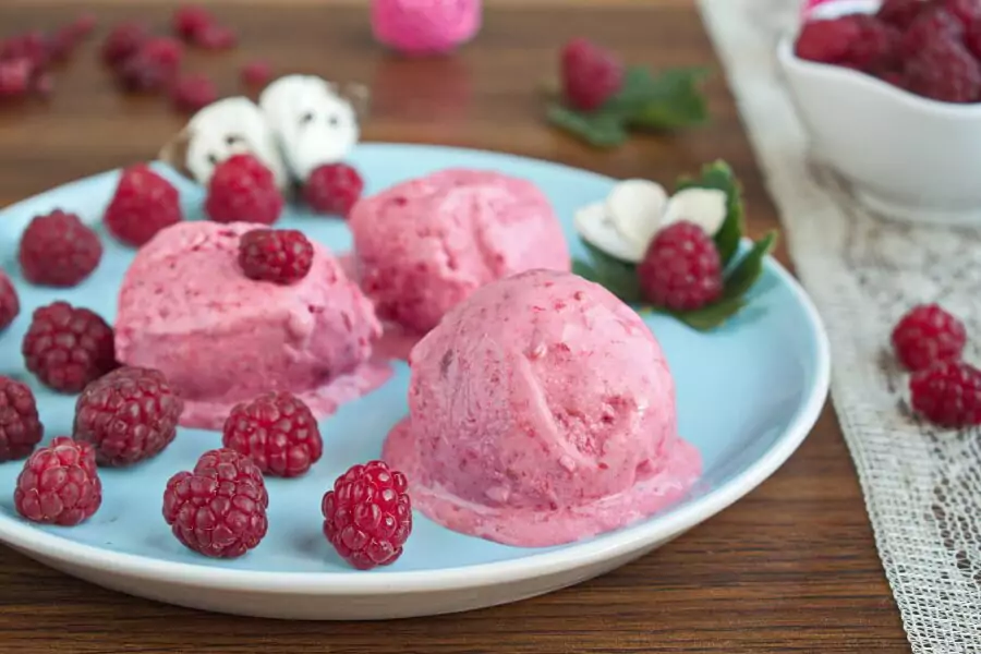 Healthy Raspberry Frozen Yogurt