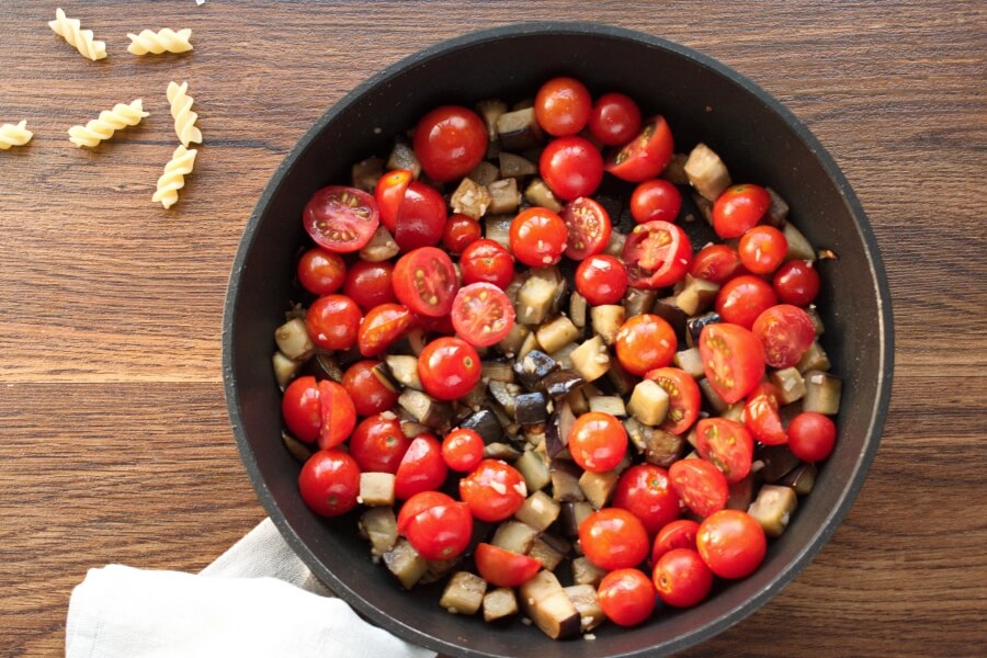 Perfect Pasta Salad with Tomatoes and Eggplant recipe - step 4