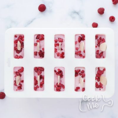 Raspberry Vanilla Yogurt Popsicles recipe - step 3