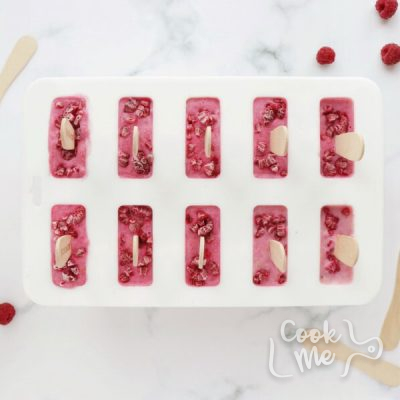 Raspberry Vanilla Yogurt Popsicles recipe - step 3