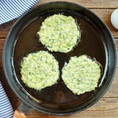 Crispy Zucchini Fritters recipe - step 4