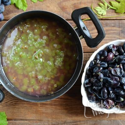 Old Fashioned Grape Jam recipe - step 1