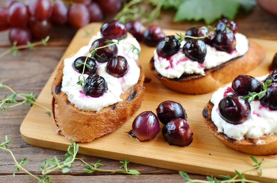 Thyme-Roasted Grapes with Ricotta and Grilled Bread Recipe-How To Make Thyme-Roasted Grapes with Ricotta and Grilled Bread-Homemade Thyme-Roasted Grapes with Ricotta and Grilled Bread