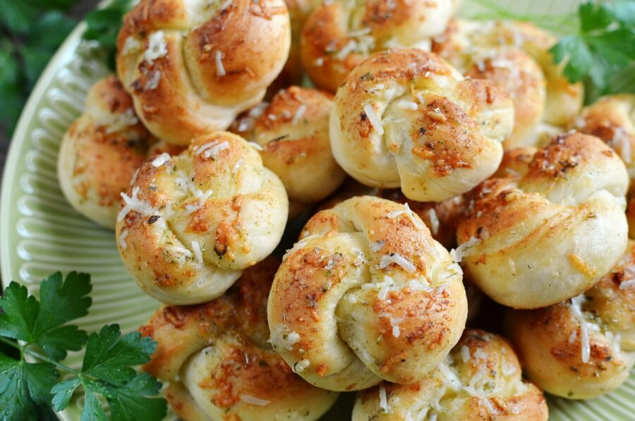 How to serve Easy Garlic Parmesan Knots