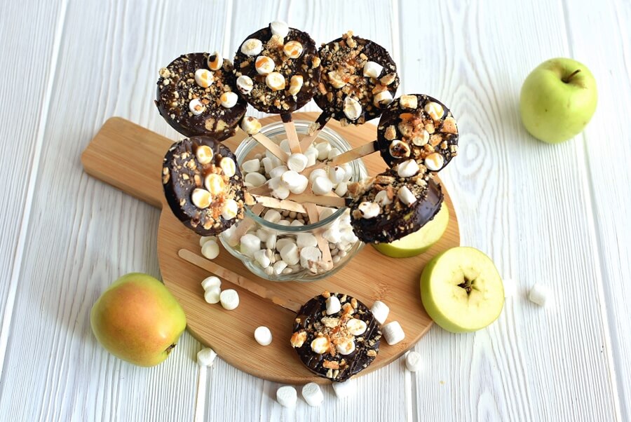 How to serve S’mores Apples Pops