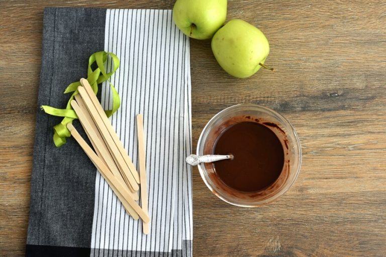 Step 1 - S’mores Apples Pops