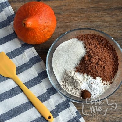 Glazed Chocolate-Pumpkin Bundt Cake recipe - step 2