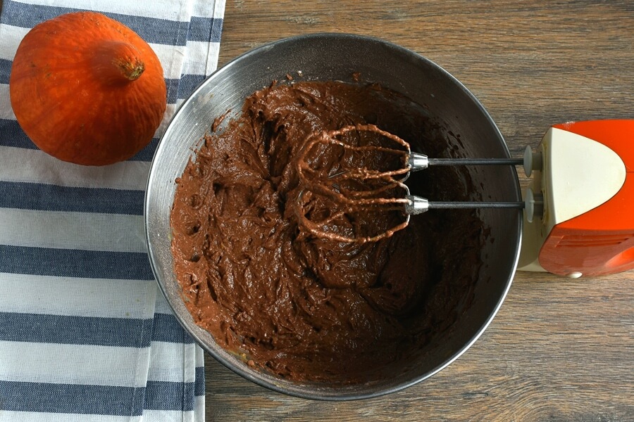 Glazed Chocolate-Pumpkin Bundt Cake recipe - step 6
