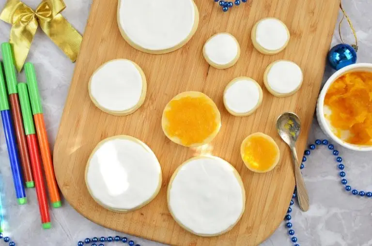 Step 8 - Stacking Snowmen Biscuits