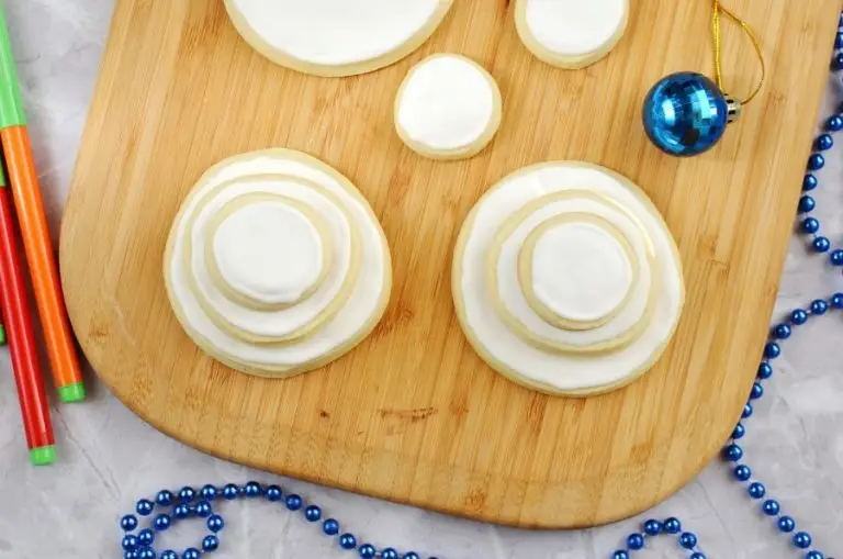 Step 9 - Stacking Snowmen Biscuits