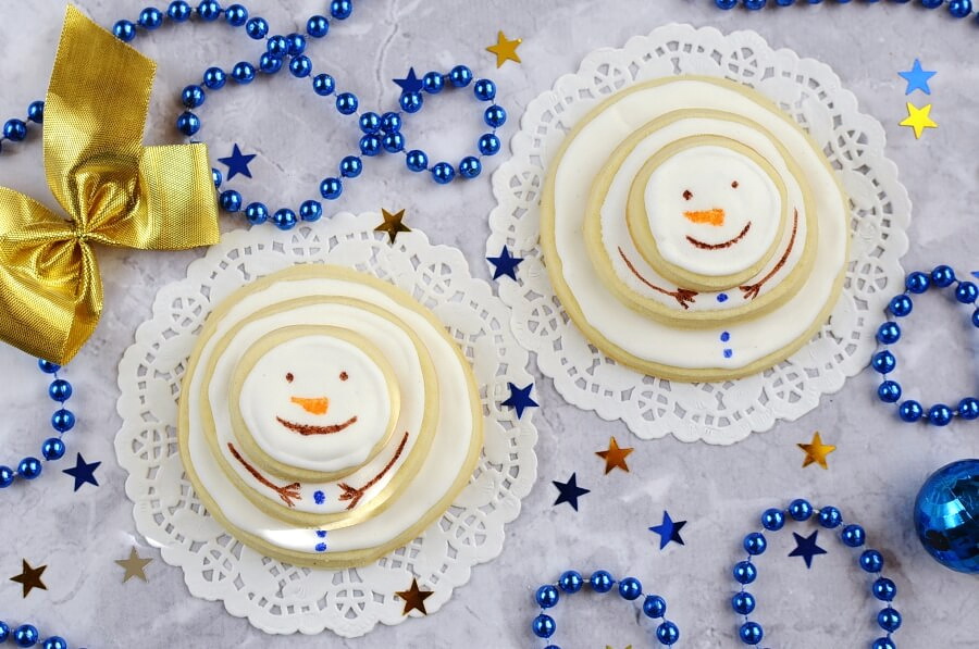 How to serve Stacking Snowmen Biscuits
