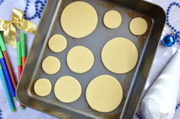 Step 5 - Stacking Snowmen Biscuits