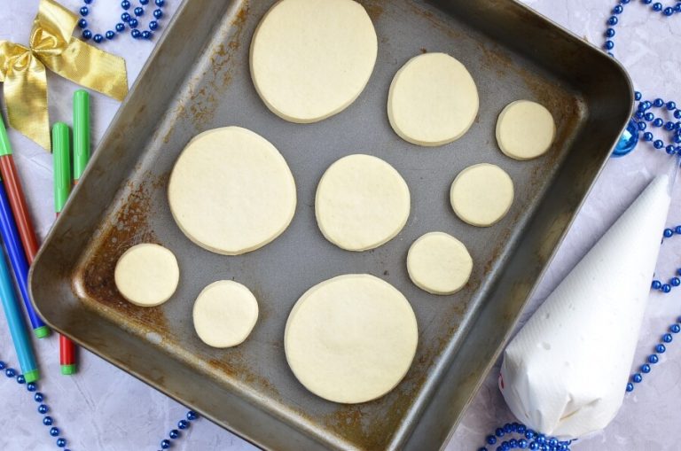 Step 6 - Stacking Snowmen Biscuits