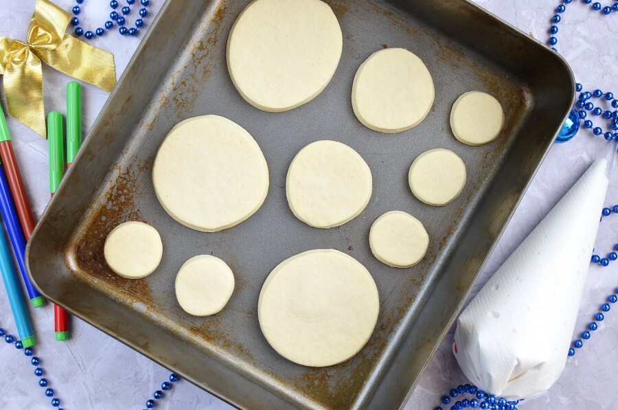 Stacking Snowmen Biscuits recipe - step 6
