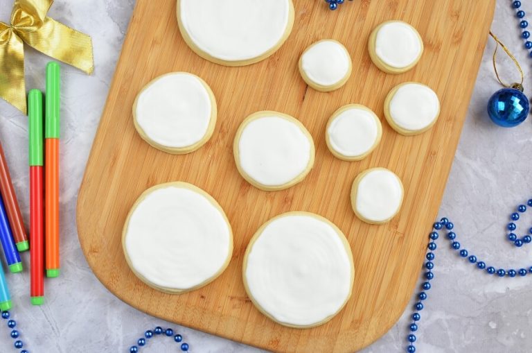 Step 7 - Stacking Snowmen Biscuits