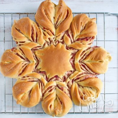 How to serve Christmas Star Twisted Bread
