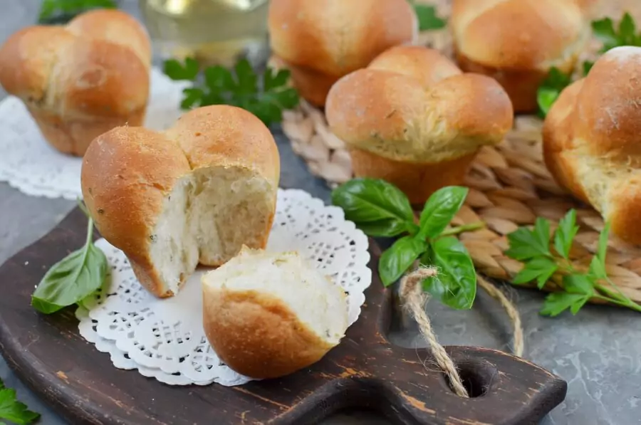 Cloverleaf Herb Dinner Rolls