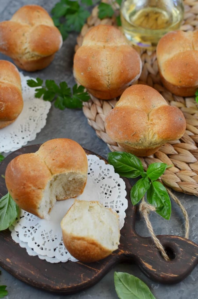 Cloverleaf Herb Dinner Rolls Recipe Cook.me Recipes