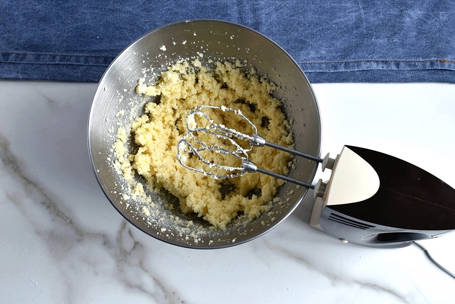 Sour Cream Pound Cake recipe - step 2