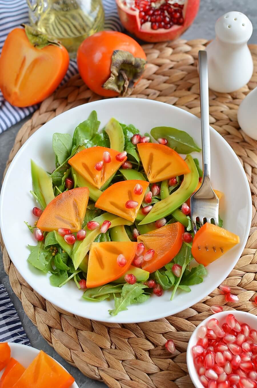 Салат с хурмой рецепт. Салат хурма руккола. Салат с хурмой и рукколой. Авокадо и хурма. Хурма салатная.